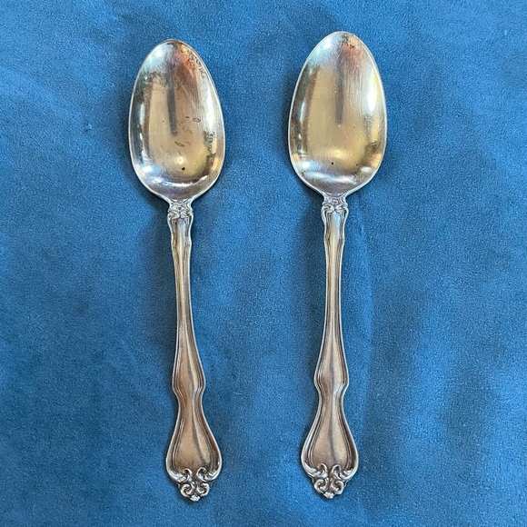 Set of 2 Westmoreland George and Martha sterling serving spoons. - Picture 1 of 4